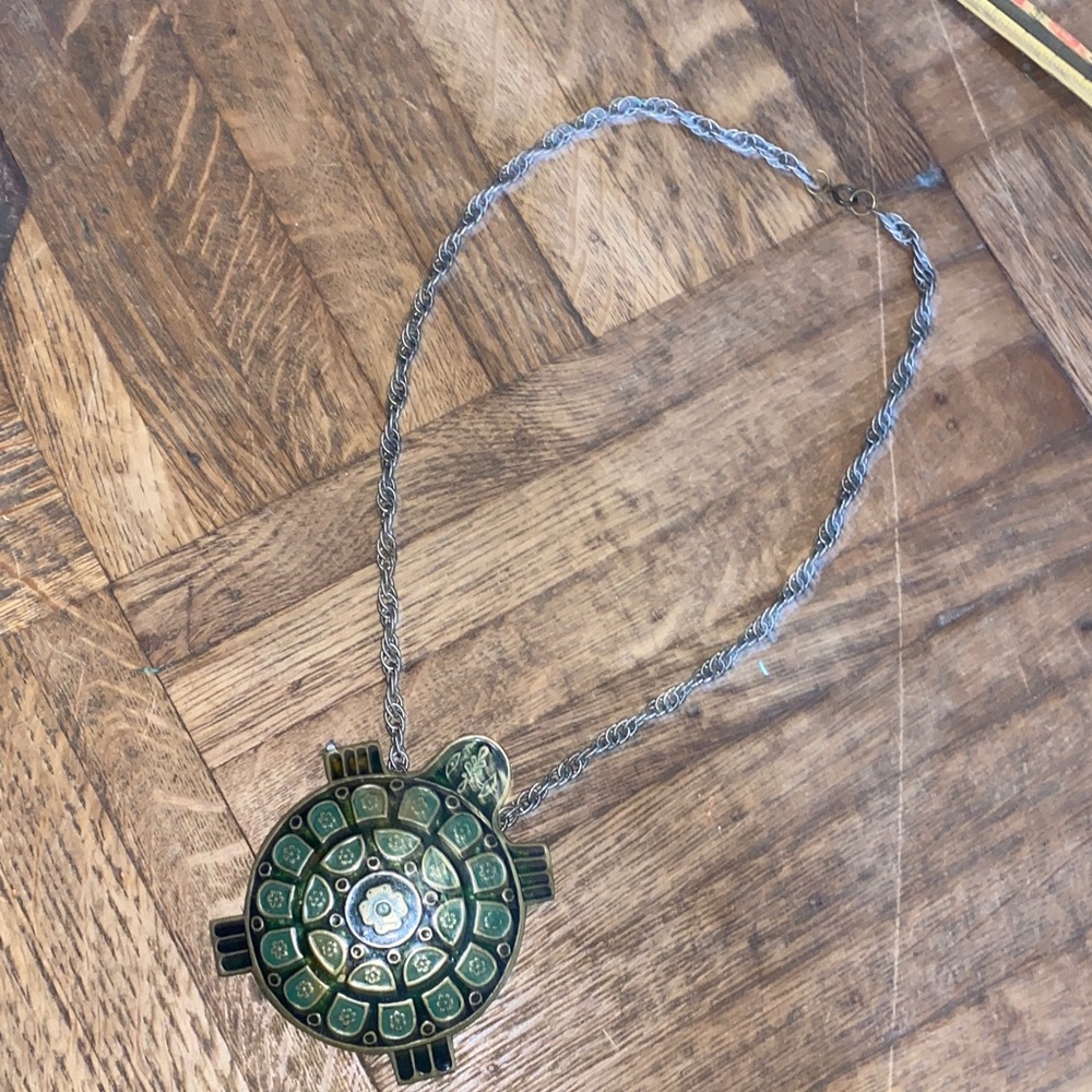 Vintage 70s turtle necklace